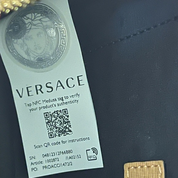 Authentic 𝐕𝐞𝐫𝐬𝐚𝐜𝐞 Tan Camera Crossbody - Picture 6 of 14